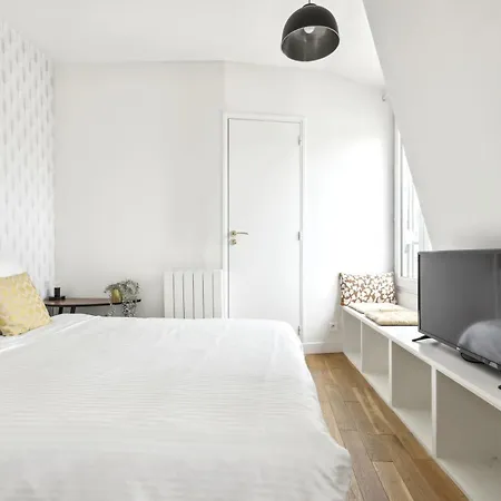 Appartamento Bright Floor Near Pere Lachaise Parigi